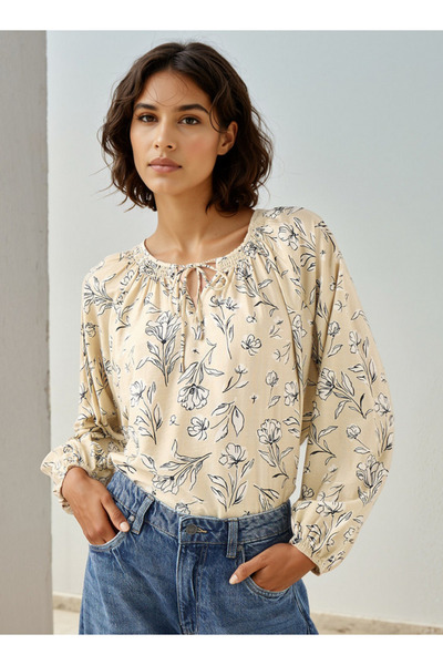 FAV بلوزة بطبعة زهور مع كشكشة على الرقبة وربطة عنق