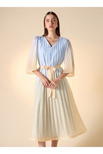 Iconic فستان مطوي بفتحة على شكل حرف V وحزام برباط وأكمام واسعة