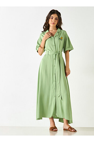 SP Characters فستان قميص مطرز بحزام وأكمام قصيرة