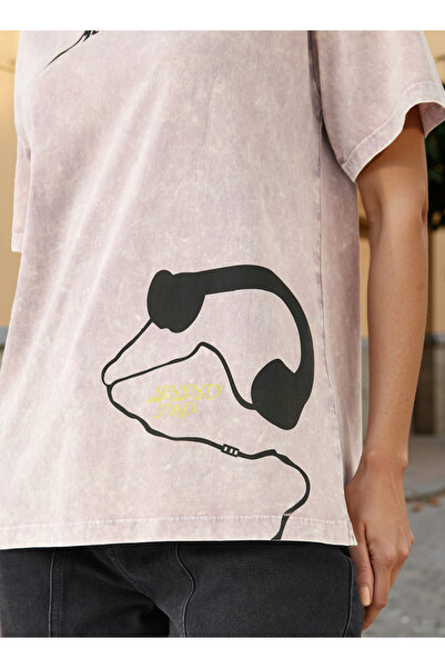 SP Characters تي شيرت طويل بطبعة ميتاليكا مع رقبة دائرية وأكمام قصيرة