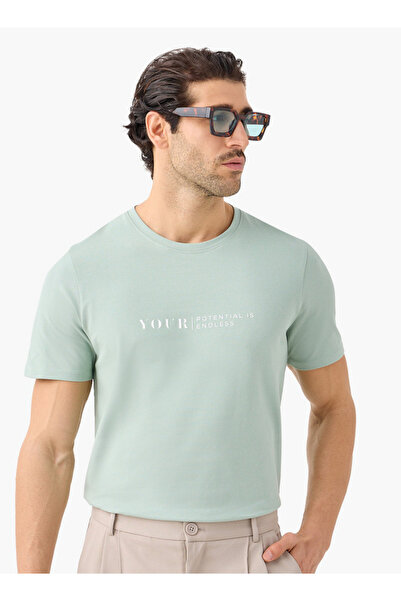 Iconic تي شيرت مطبوع مميز برقبة دائرية وأكمام قصيرة