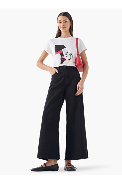 FAV Embroidered Crew Neck T-shirt with Short Sleeves