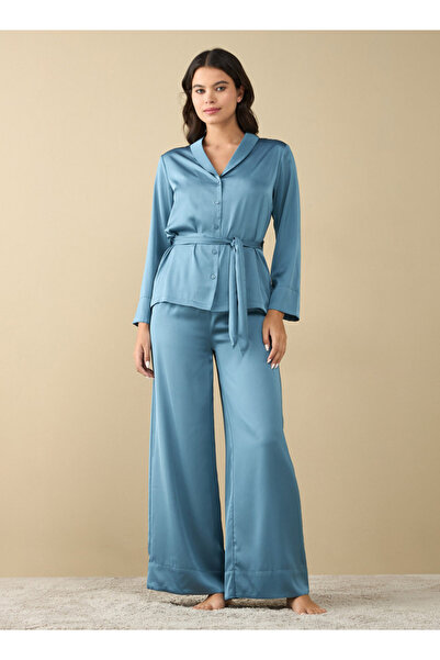 FAV قميص سادة بأكمام طويلة مع ربطة عنق ومجموعة بيجامة