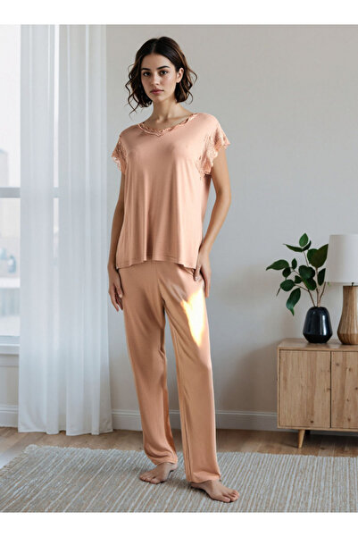 FAV طقم بيجامة مزين بالدانتيل