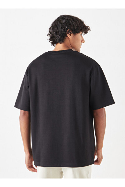 SP Characters تي شيرت بطبعة جرافيكية ورقبة دائرية وأكمام قصيرة