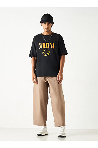 SP Characters تي شيرت بطبعة نيرفانا مع رقبة دائرية وأكمام قصيرة
