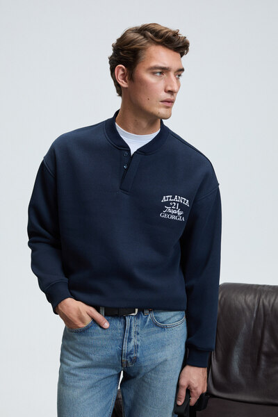 GRIMELANGE JETHRO Чоловічий бомбер з коміром-стійкою, ґудзиками та вишивкою на грудях, вільний крій, темно-синій світшот