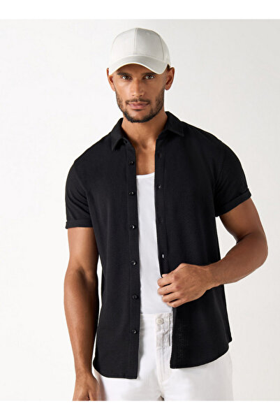 Iconic قميص بقصّة Slim Fit ومُحكم الغلق بأكمام قصيرة وأزرار