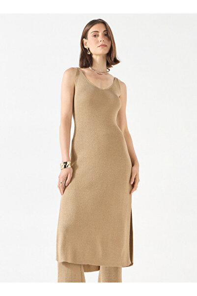 Iconic فستان بدون أكمام بفتحة رقبة على شكل حرف V وتفاصيل شق