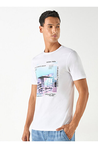 FAV تي شيرت بطبعة جرافيكية مع رقبة دائرية وأكمام قصيرة