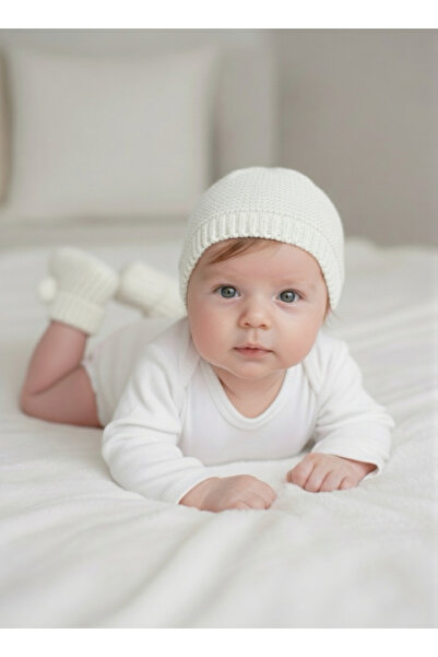 Butik Yeni Doğan Bebek İçin El Örgüsü Ponponlu Beyaz Bere & Patik Seti