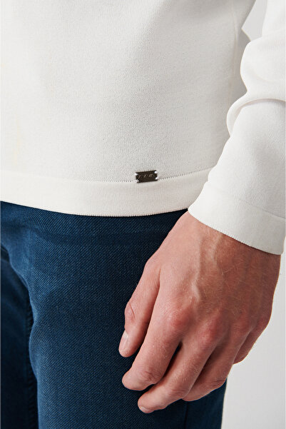 Avva Men's Ecru Crew Neck Printed Rayon Knitwear Sweater A32Y5033