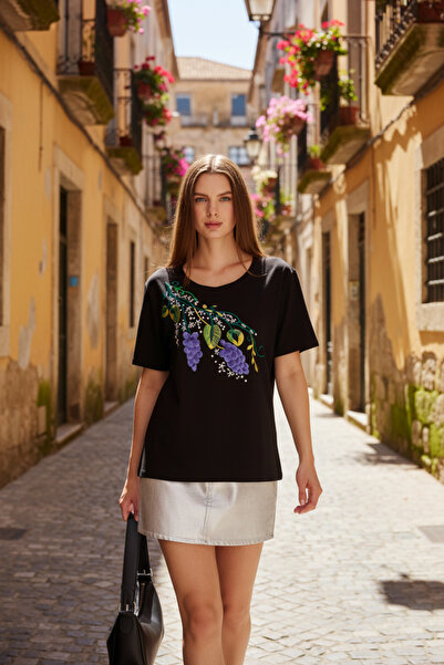 Brevia بلوزة نسائية من القطن الممشط بأكمام قصيرة ومطرزة بنمط العنب الأسود