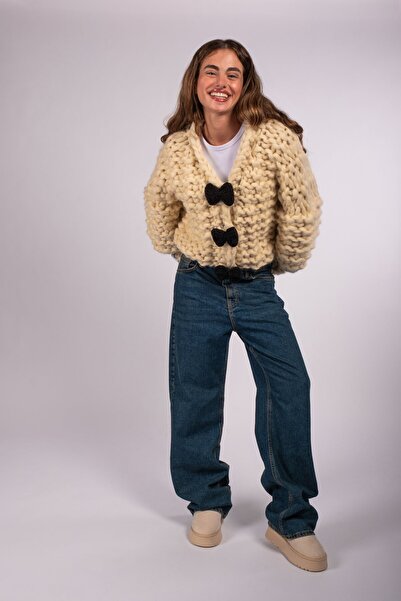 HEYAYS Bubblegum El Örgüsü Fiyonklu Krem Hırka