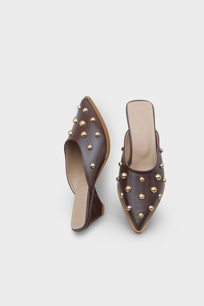 Capone Outfitters Γυναικείες παντόφλες Meredith με μεταλλικά αξεσουάρ με μυτερή μύτη και κλειστή μύτη