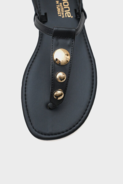 Capone Outfitters Celia Flip Flops Flat Heeled Metal Accessory Round Toe Women's Sandals