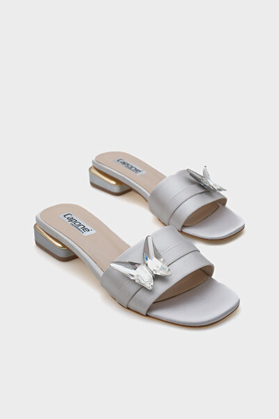 Capone Outfitters Γυναικείες παντόφλες με χαμηλό τακούνι Ariela με στρογγυλή ακρόακρη και πέτρινη πόρπη πεταλούδας