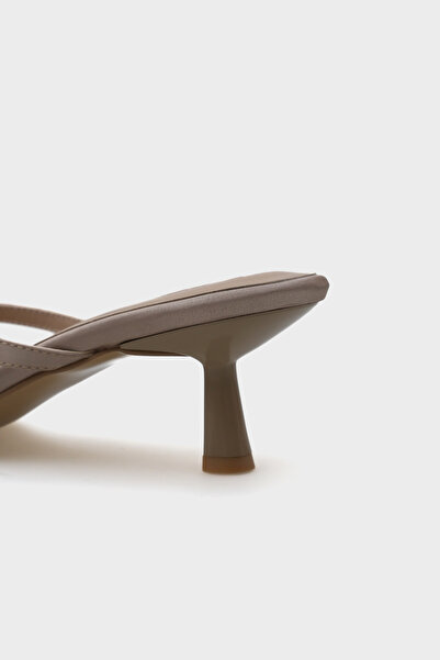 Capone Outfitters Γυναικείες παντόφλες Milena Blunt Toe με μεσαίο τακούνι με διπλή πέτρα με αγκράφα