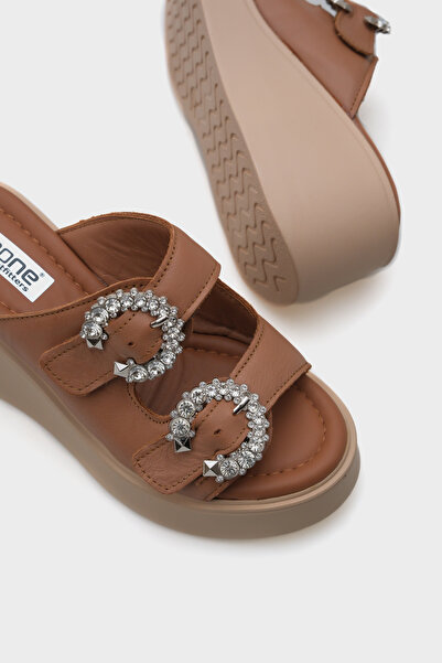 Capone Outfitters Γυναικείες παντόφλες Comfort από γνήσιο δέρμα με σφήνα τακούνια και πέτρα με διπλό λουράκι