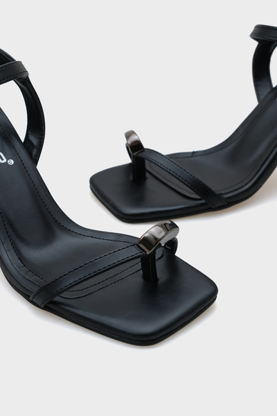 Capone Outfitters Cindy Blunt Toe Heeled Ankle Strap Flip Flops Women's Sandals