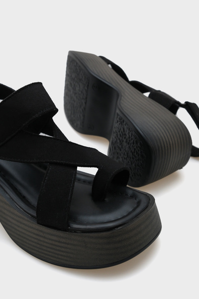 Capone Outfitters Dámské pantofle Doris Stone Buckle Suede na klínovém podpatku