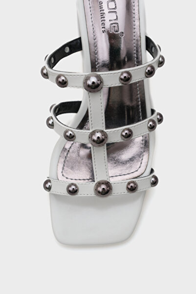 Capone Outfitters Γυναικείες παντόφλες Nela με μεσαίο τακούνι με μεταλλικά αξεσουάρ