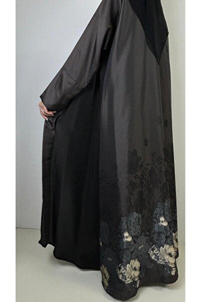 REİNA A crepe abaya with jacquard fabric inserts featuring printed roses along the edges, and a matching headscarf.