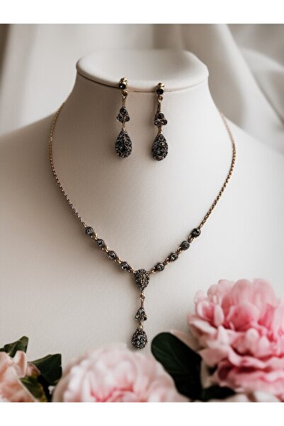 FAYRA ACCESSORIES مجموعة قلادة وأقراط على شكل سلسلة مائية من حجر الكريستال