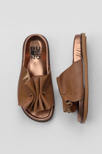 Bueno Shoes Γυναικείες δερμάτινες φλατ παντόφλες σε καφέ χρώμα - 01wu5810