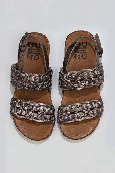 Bueno Shoes Γκρι γυαλιστερά δερμάτινα γυναικεία φλατ σανδάλια 01wu4252