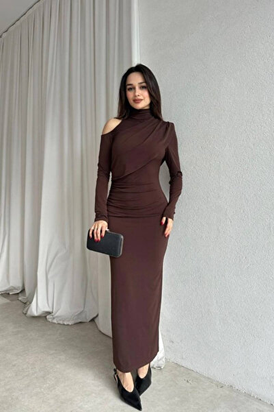 Love Fab فستان طويل بياقة شال منخفضة على الكتف مع تجعيدات