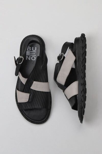 Bueno Shoes Μαύρα γκρι δερμάτινα γυναικεία φλατ σανδάλια 01wy5401