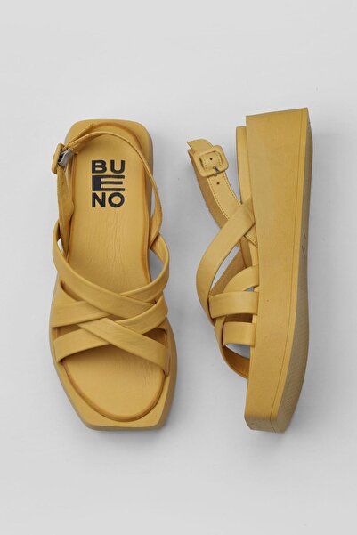 Bueno Shoes صندل نسائي بكعب عريض من الجلد باللون الأصفر 01wy5904