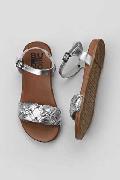 Bueno Shoes Ασημί γυαλιστερά δερμάτινα γυναικεία φλατ σανδάλια 01wu4262