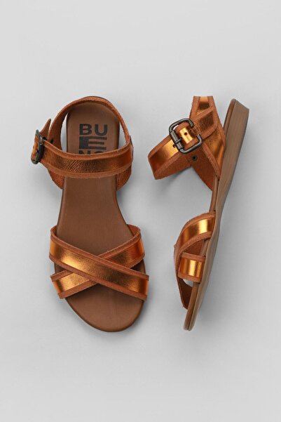 Bueno Shoes Πορτοκαλί γυαλιστερό δερμάτινο γυναικείο φλατ σανδάλι 01wu7421