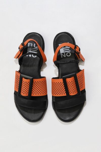 Bueno Shoes Μαύρα πορτοκαλί δερμάτινα γυναικεία φλατ σανδάλια 01wu3010