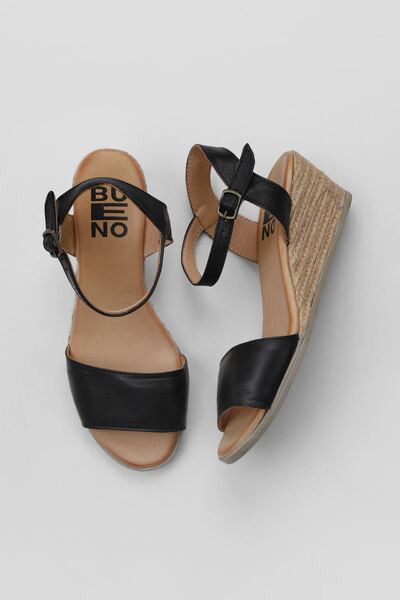 Bueno Shoes Siyah Deri Kadın Dolgu Topuklu Sandalet 01ws11101
