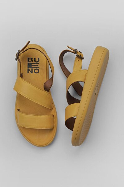 Bueno Shoes صندل نسائي مسطح من الجلد باللون الأصفر 01wy2300
