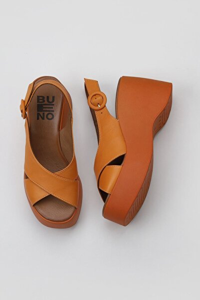 Bueno Shoes Oranžové kožené dámské sandály na klínovém podpatku - 01wy9007