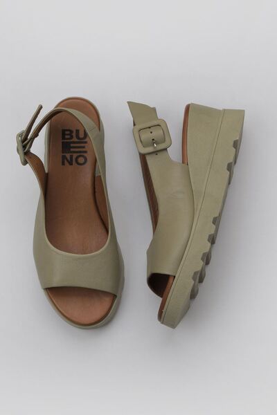 Bueno Shoes صندل نسائي بكعب عريض من الجلد الكاكي 01wy8600