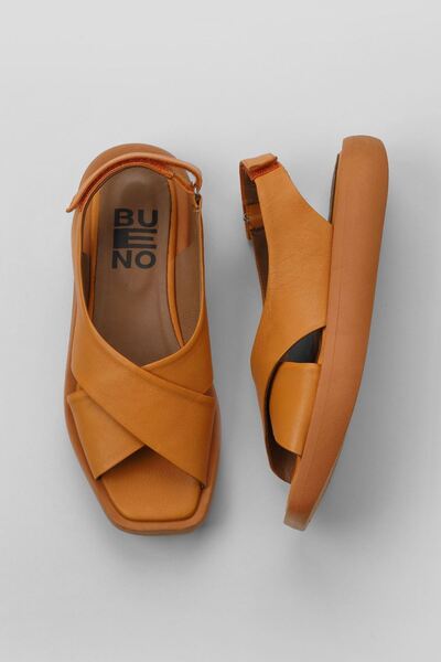 Bueno Shoes صندل نسائي بكعب عريض من الجلد باللون البرتقالي 01wy1012
