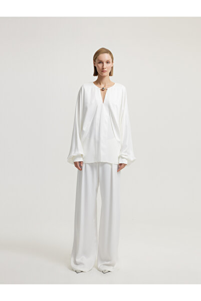 BAQA V Yaka Metal Aksesuarlı Ekru Bluz