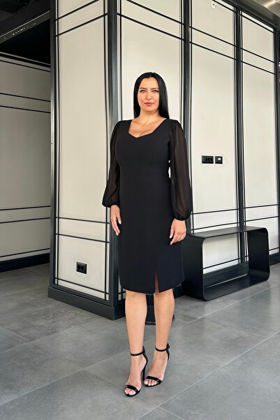 PER LEI Siyah Büyük Beden Beşgen Yaka Uzun Şifon Kol Yırtmaç Detaylı Kısa Abiye Elbise