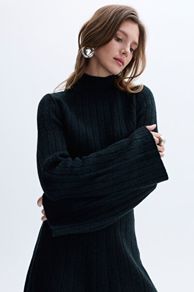 Mudo Loose Fit Stand-Up Collar Sweater