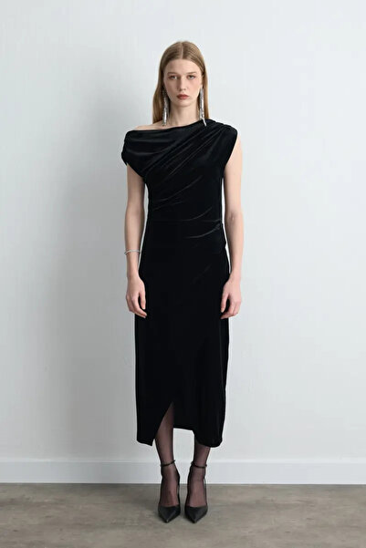 Gusto Asymmetrical Shoulder Velvet Long Dress - Black