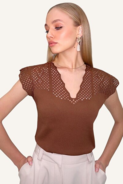 Trend Alaçatı Stili Braune, durchbrochene, saisonale Strickbluse mit V-Ausschnitt für Damen ALC-X13378