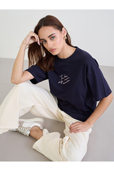 Styli تي شيرت أزرق داكن مطرز بشعار قصة فضفاضة