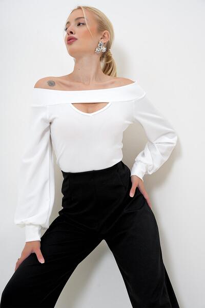 Trend Alaçatı Stili Kadın Beyaz Madona Yaka Cut Out Detaylı Örme Bluz Alc-X12948