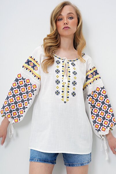 Trend Alaçatı Stili Γυναικεία λευκή μπλούζα με φαρδύ γιακά με κέντημα καλοκαι...