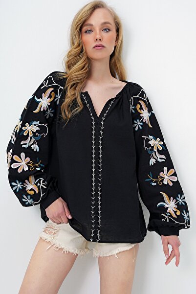 Trend Alaçatı Stili Kadın Siyah V Yaka Nakış İşlemeli Balon Kol İnce Yazlık Keten Bluz ALC-X14104